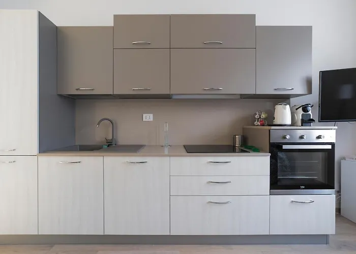 Guesthost - Cosy Apt With Balcony!
