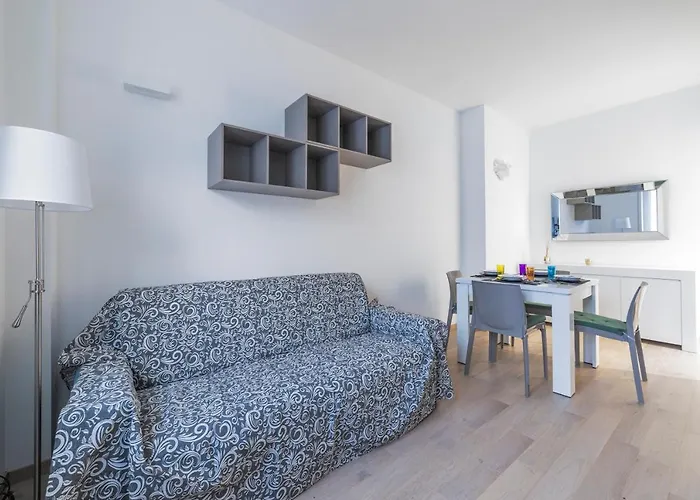 Guesthost - Cosy Apt With Balcony!