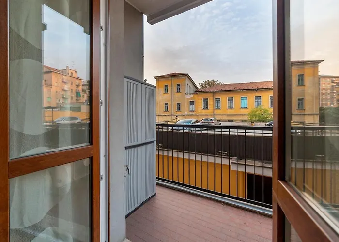 Guesthost - Cosy Apt With Balcony!